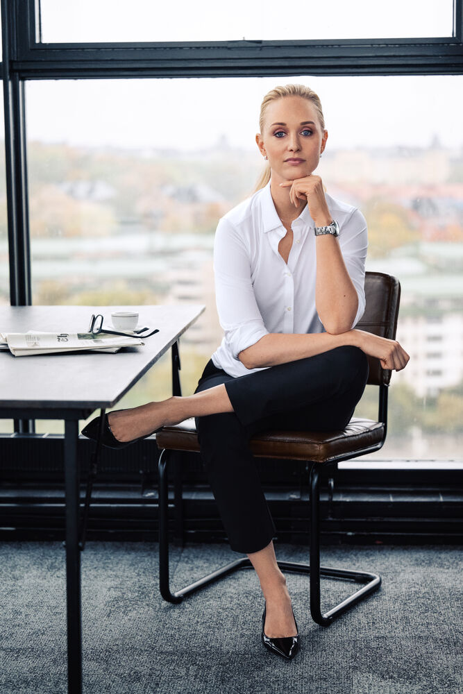 Modern Trouser Woman