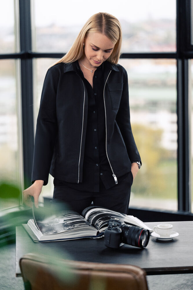 Modern Trouser Woman